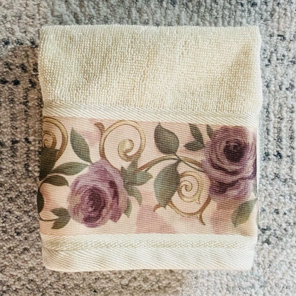 Croscill Chambord Cassis New Washcloth